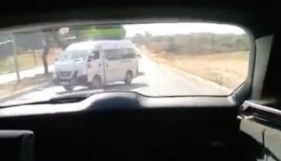 بالفيديو: رد فعل شرطي سير بعدما حاولت امرأة الفرار بسيارتها قبل تدوين المخالفة!