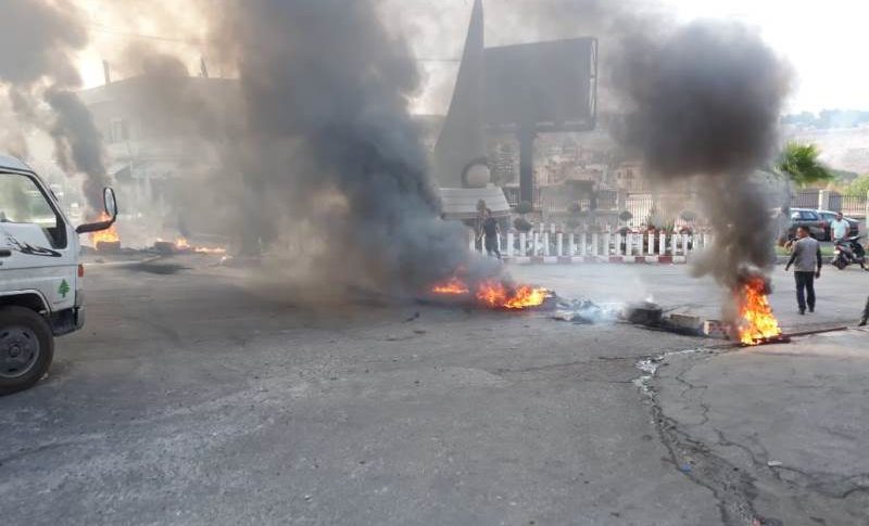 محتجون أشعلوا الاطارات عند دوار كفررمان – حبوش ومنعوا دخول السيارات الى النبطية