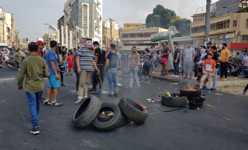 المتظاهرون في طرابلس قطعوا الطرق المؤدية الى مستديرة عبد الحميد كرامي