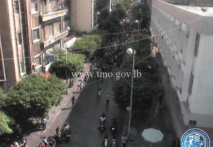 التحكم المروري: مسيرة راجلة في شارع الحمرا الرئيسي