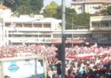 رفع علم لبناني بطول مئات الأمتار بشكل دائري حول المتظاهرين في ساحة النور