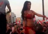 بالفيديو: راقصة تشعل الأجواء بين المتظاهرين في وسط بيروت!