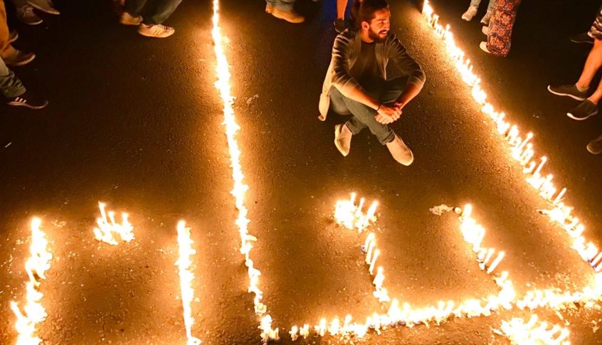 إضاءة كلمة لبنان بالشموع في ساحة ايليا – صيدا