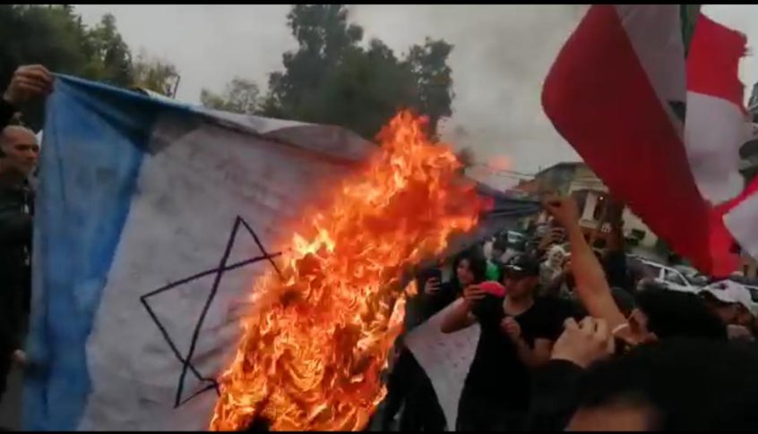 المعتصمون في الهرمل أحرقوا علم الكيان الصهيوني