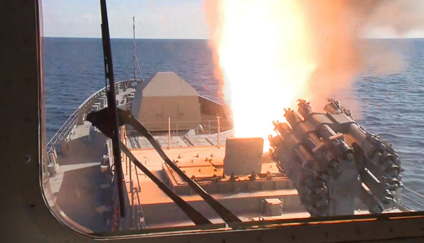سفن حربية روسية تطلق صواريخ كاليبر المجنحة في البحر الأبيض المتوسط