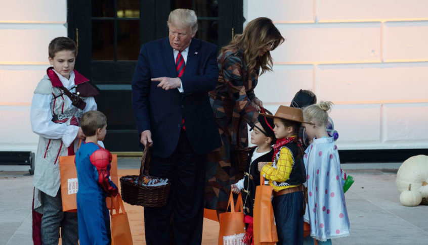 بالفيديو: طفل يغافل ترامب في عيد الهالوين ويأخذ هديته