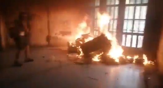 بالفيديو: اضرام النار داخل سجن رومية الان