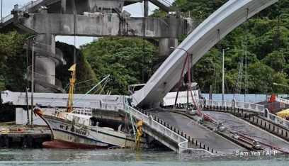 بالفيديو: انهيار مروع لجسر فوق قوارب في تايوان
