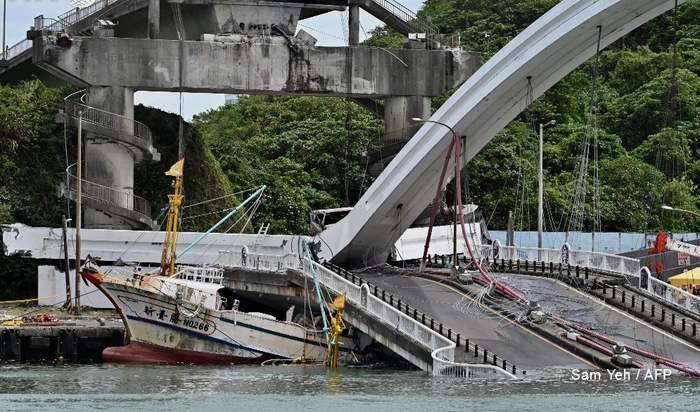 بالفيديو: انهيار مروع لجسر فوق قوارب في تايوان