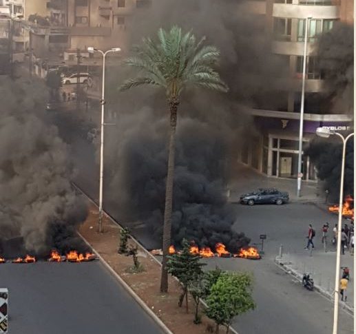 محتجون قطعوا الطريق الرئيسية بين طرابلس وعكار