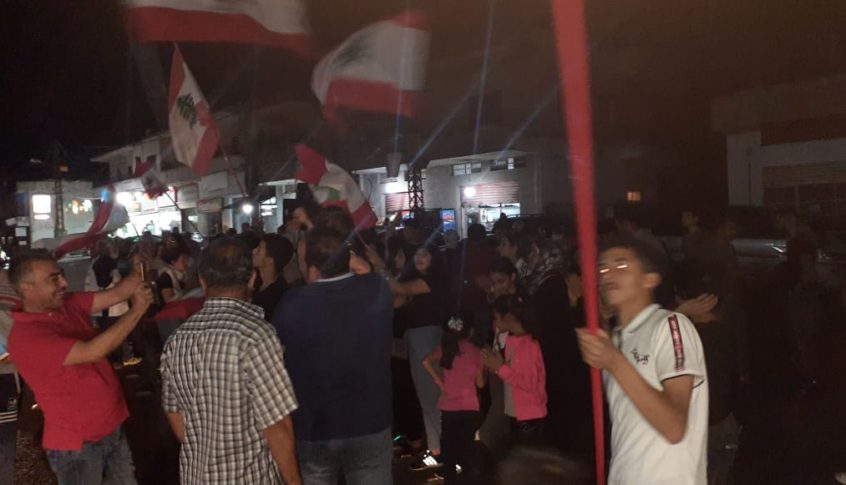 محتجون تجمعوا وسط طريق انصار أبو الأسود