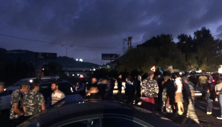 المحتجون يمضون ليلتهم على الطريق عند مفرق حامات
