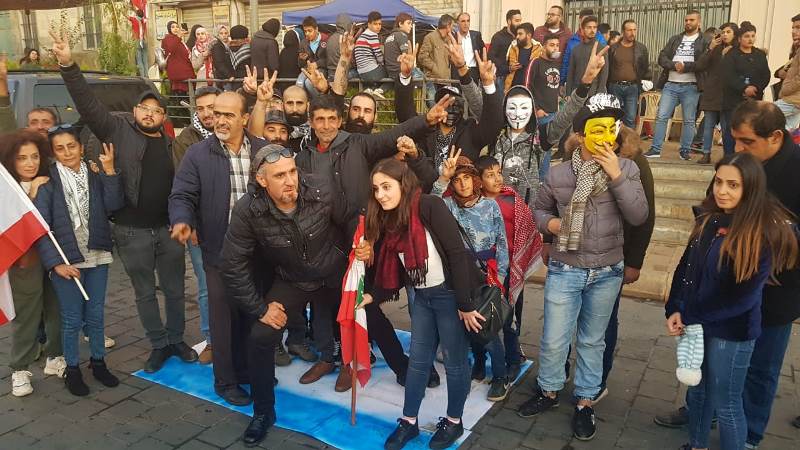 متظاهرو بعلبك داسوا علم العدو ثم رفعوا الأعلام اللبنانية