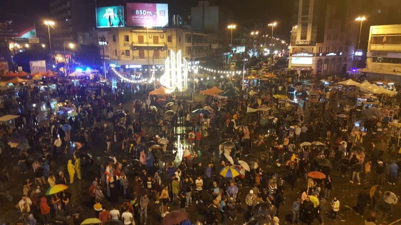 توافد المعتصمين مجدداً الى ساحة النور في طرابلس بعد توقف المطر
