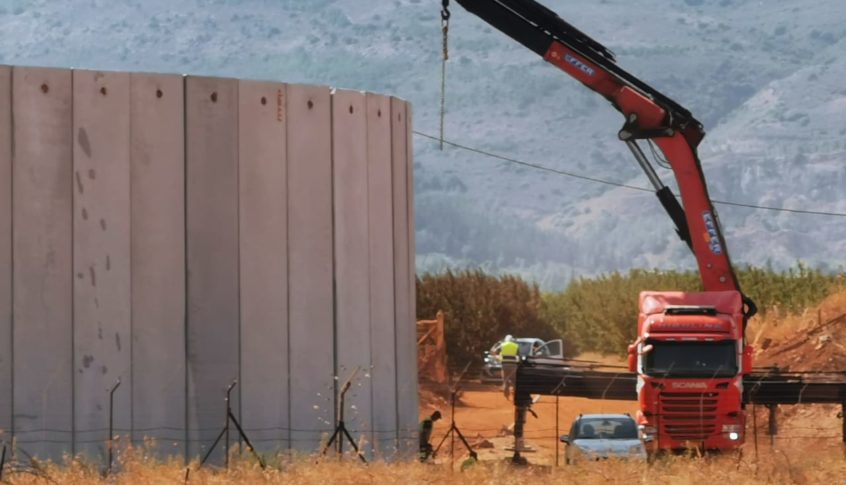 جيش الإحتلال الإسرائيلي يستكمل العمل بالجدار الإسمنتي في نقطة التحفظ قرب الوزاني