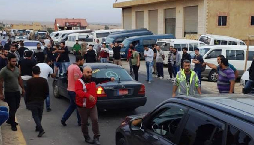 سائقو الفانات أعادوا فتح طريق بعلبك حمص في شعث