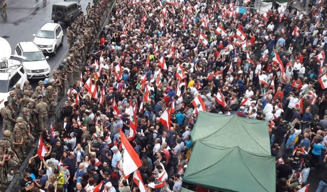 بالفيديو: اشكال كبير بين المتظاهرين في جل الديب ليل امس