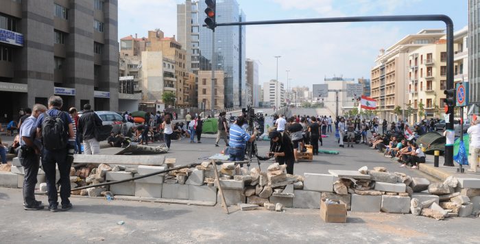 محتجون قطعوا مستديرة دوار السلام في طرابلس ومسلكي أوتوستراد عكار عند البداوي