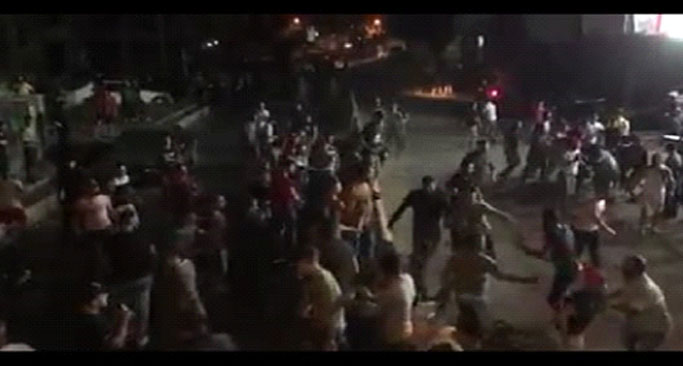 بالفيديو: اشكال بين اللمتظاهرين في ساحة العبدة تطور إلى اعتداء بالسكاكين والعصي والجيش يتدخل