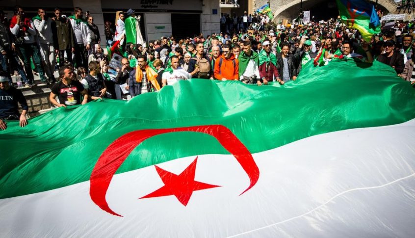 المحامون الجزائريون يقررون التظاهر تنديدا بالتعدي على حریة التعبیر
