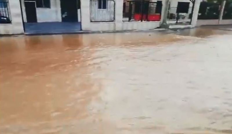 بالفيديو: انفجار انبوب كبير للمياه في الدامور!