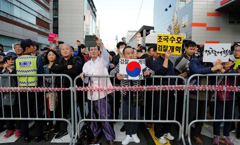 فضيحة تحيط بوزير العدل في كوريا الجنوبية تدفع الآلاف للتظاهر في الشوارع