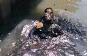 بالفيديو: إنقاذ رجل من الغرق في الصرف الصحي