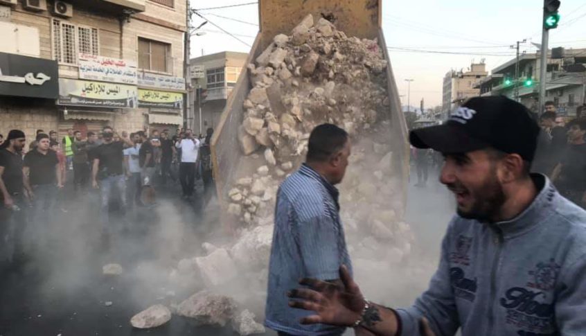 قطع طريق دمشق الدولي عند تقاطع المرج  برالياس بالحجارة والسواتر الترابية