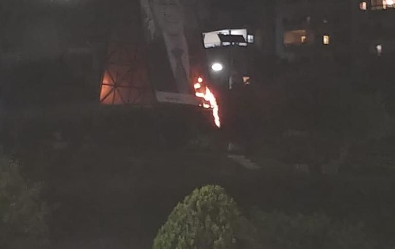مجهولون حاولوا احراق صورة الرئيس عون على مدخل عمشيت وقد تصدت لهم شرطة البلدية في المنطقة