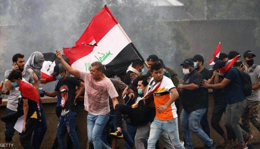 محتجون عراقيون يضرمون النار في منزل  المتهم بقتل متظاهري ذي قار