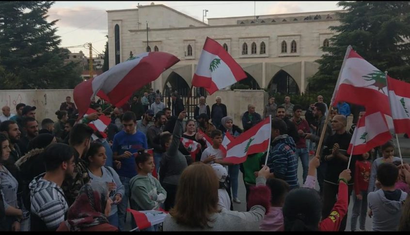 محتجون اقفلوا 3 مصارف في المتن الاعلى وحمانا
