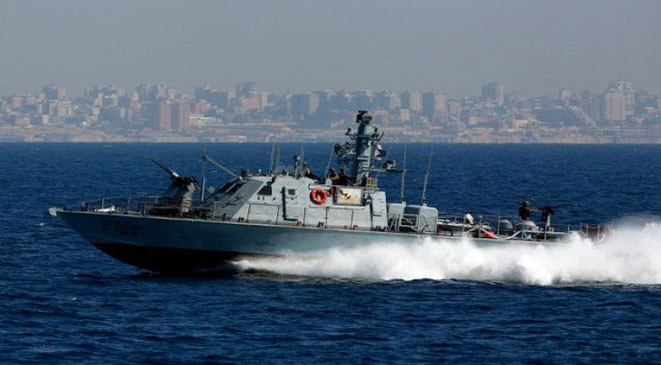 الجيش: زورقان حربيان معاديان خرقا المياه الإقليمية