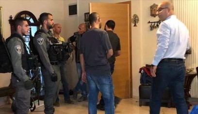 قوات العدو تعتقل وزير شؤون القدس وتعتدي عليه أمام عائلته