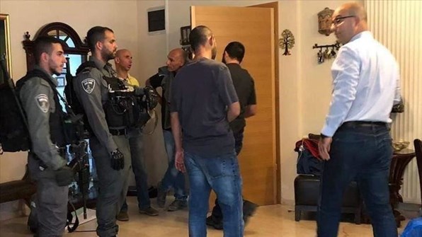 قوات العدو تعتقل وزير شؤون القدس وتعتدي عليه أمام عائلته