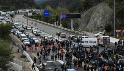 انفصاليو كتالونيا يغلقون طريقاً مع فرنسا