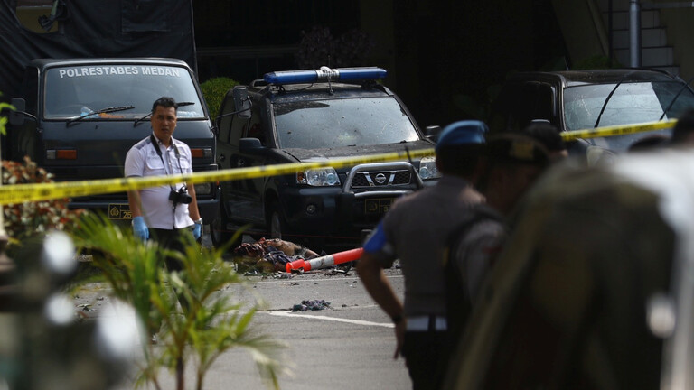 إندونيسيا.. تفجير انتحاري يهز مقراً للشرطة في سومطرة