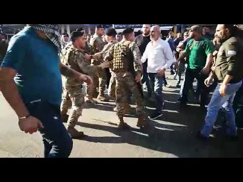 بالفيديو: متظاهرون يعتدون على عسكري في الشفرولية