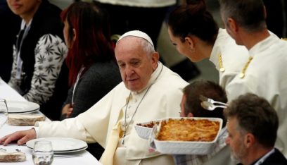 غذاء من البابا لـ 1500 محتاج