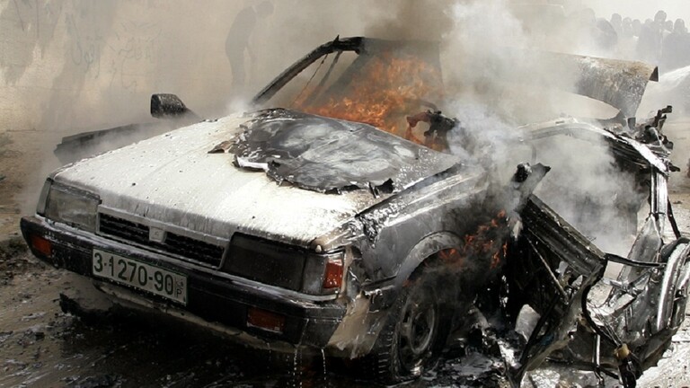المستوطنون يحرقون مركبات الفلسطينيين في نابلس