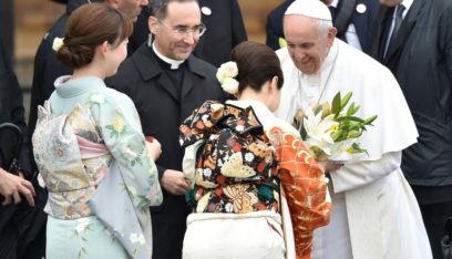 البابا فرنسيس يغادر اليابان