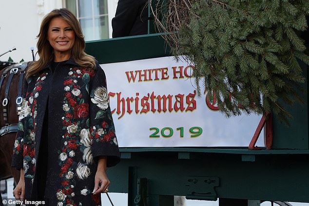 بالفيديو: وصول شجرة الميلاد الى البيت الأبيض وميلانيا ترامب تستقبلها