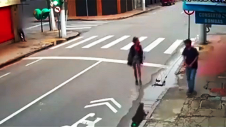 بالفيديو: برازيلي يقتل متسولة في الشارع أمام الناس بدم بارد!