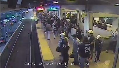 بالفيديو: عامل يُنقذ رجلاً من الموت تحت القطار بأعجوبة.. سقط بالخطأ فسحبه في ثانية!