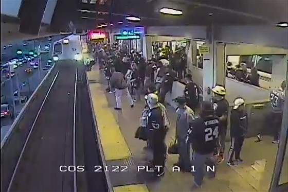 بالفيديو: عامل يُنقذ رجلاً من الموت تحت القطار بأعجوبة.. سقط بالخطأ فسحبه في ثانية!
