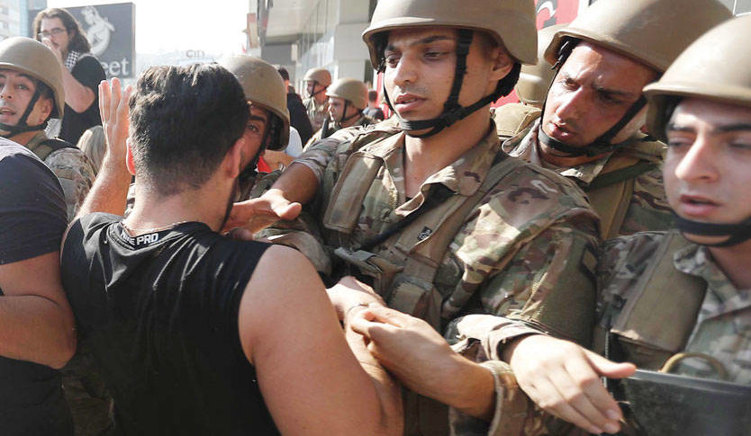 الجيش اللبناني: توقيف عدد من المحتجين عمدوا إلى التعرض للعسكريين