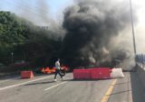 محتجون احرقوا الاطارات على أوتوستراد جبيل