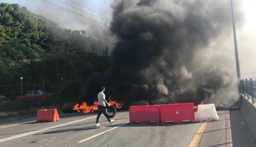 محتجون احرقوا الاطارات على أوتوستراد جبيل
