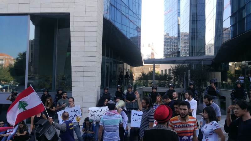 اعتصامان للمحتجين امام مبنيي شركة “touch” في وسط بيروت وكورنيش النهر