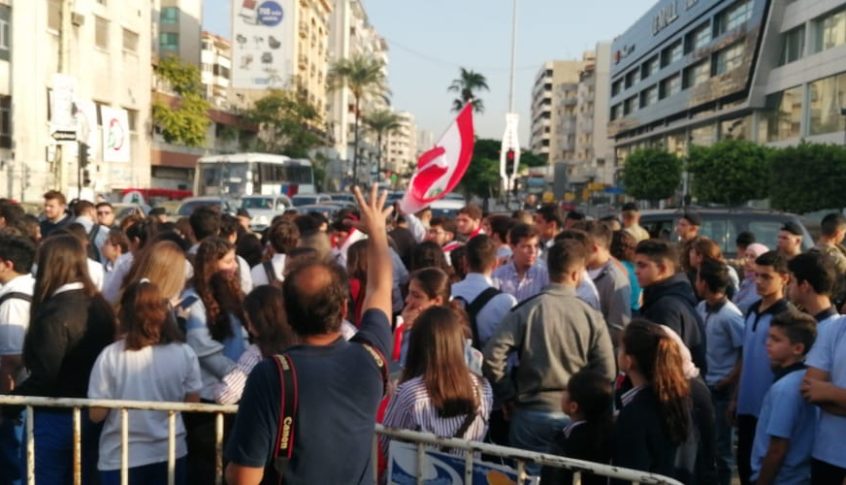 المحتجون اقفلوا مؤسسة كهرباء لبنان في صيدا