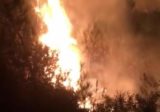 الحريق في كفرحبو تجدّد وتمدد إلى أراض زراعية ومنازل